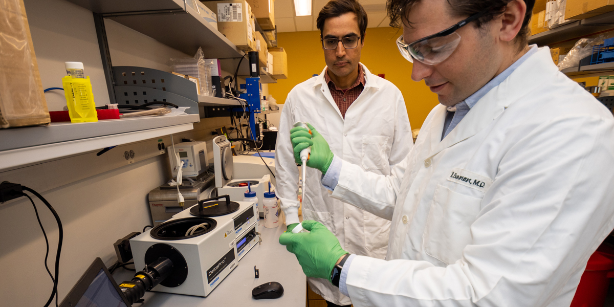 Sivaraj Sivaramakrishnan and Fred Sadler working in the lab